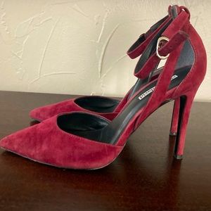 Rich Suede Size 8 Charles David Heel. Beautiful color for the autumn season!